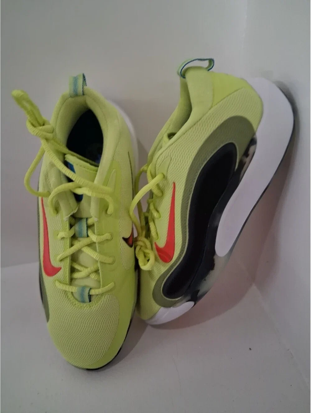 Nike IsoFly SE Women's Size 6.5 Light Lemon Twist (BRAND NEW)